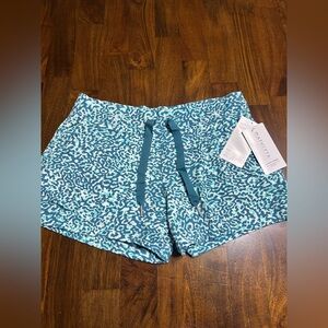 Athleta Balance 4inch Shortie Shorts Size Large NWT Blue Print